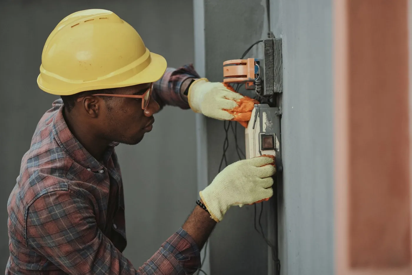Terminating the supply, close up